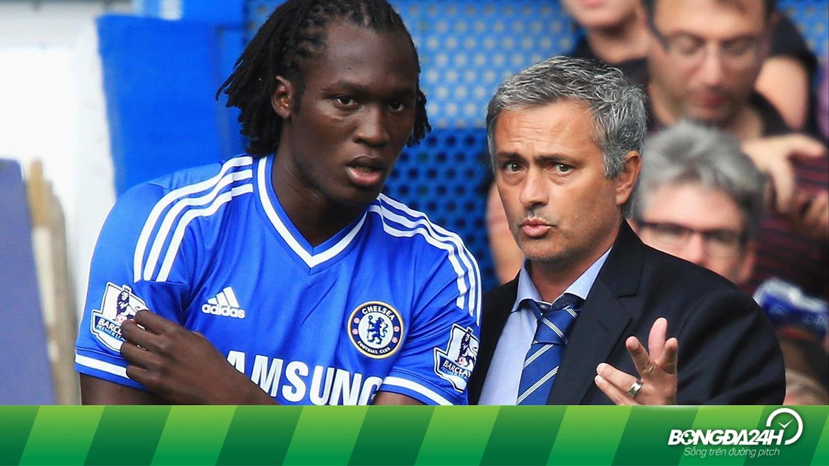 Jose Mourinho dà indicazioni a Romelu Lukaku