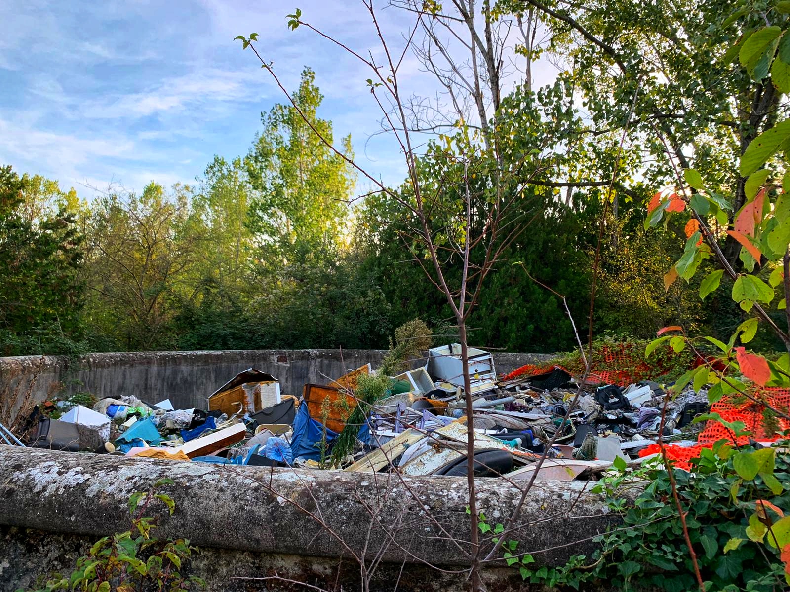 La discarica abusiva nel terreno di Bagno a Ripoli