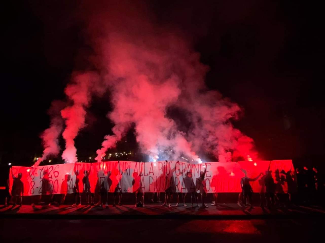 Gli ultras viola nella foto pubblicata dalla pagina Facebook Fuori dal Coro che mostrano il loro striscione per il compleanno della Fiorentina. Alle spalle Ponte Vecchio
