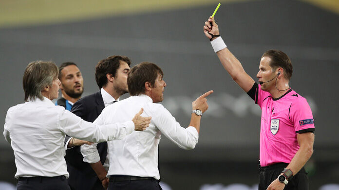 Antonio Conte protesta contro l'arbitro dopo l'ammonizione causata dal diverbio con Banega