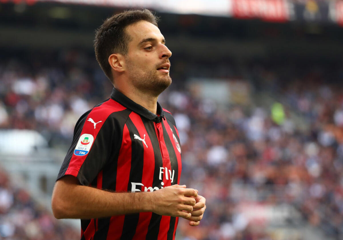 Bucchioni: "Bonaventura alla Fiorentina, contratto biennale a due milioni e mezzo a stagione" - MILAN, ITALY - OCTOBER 07:  Giacomo Bonaventura of AC Milan looks on during the Serie A match between AC Milan and Chievo Verona at Stadio Giuseppe Meazza on October 7, 2018 in Milan, Italy.  (Photo by Marco Luzzani/Getty Images)