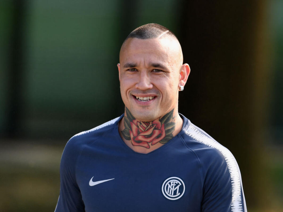 Sportitalia, la Fiorentina ha chiesto Nainggolan all'Inter, concorrenza di Cagliari e Torino. Le ultime - COMO, ITALY - SEPTEMBER 17:  Radja Nainggolan of FC Internazionale looks on during during a FC Internazionale training session at the club's training ground Suning Training Center in memory of Angelo Moratti at Appiano Gentile on September 17, 2018 i