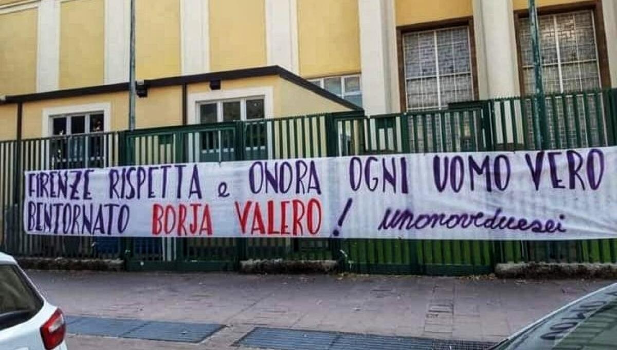"Firenze rispetta e onora ogni uomo vero. Bentornato Borja Valero". La Curva Fiesole omaggia cosi il ritorno del sindaco - 