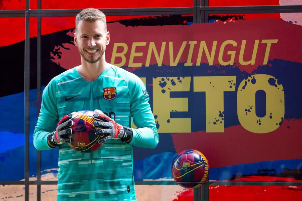 Tuttosport, Neto potrebbe andare al Milan per fare panchina a Donnarumma - epa07705073 Brazilian goalkeeper Norberto Murara 'Neto' poses for the photographers with his new jersey during his presentation as new FC Barcelona's player in Barcelona, Spain, 09 July 2019. Murara, from Spanish team Valencia CF, signed a four-year 
