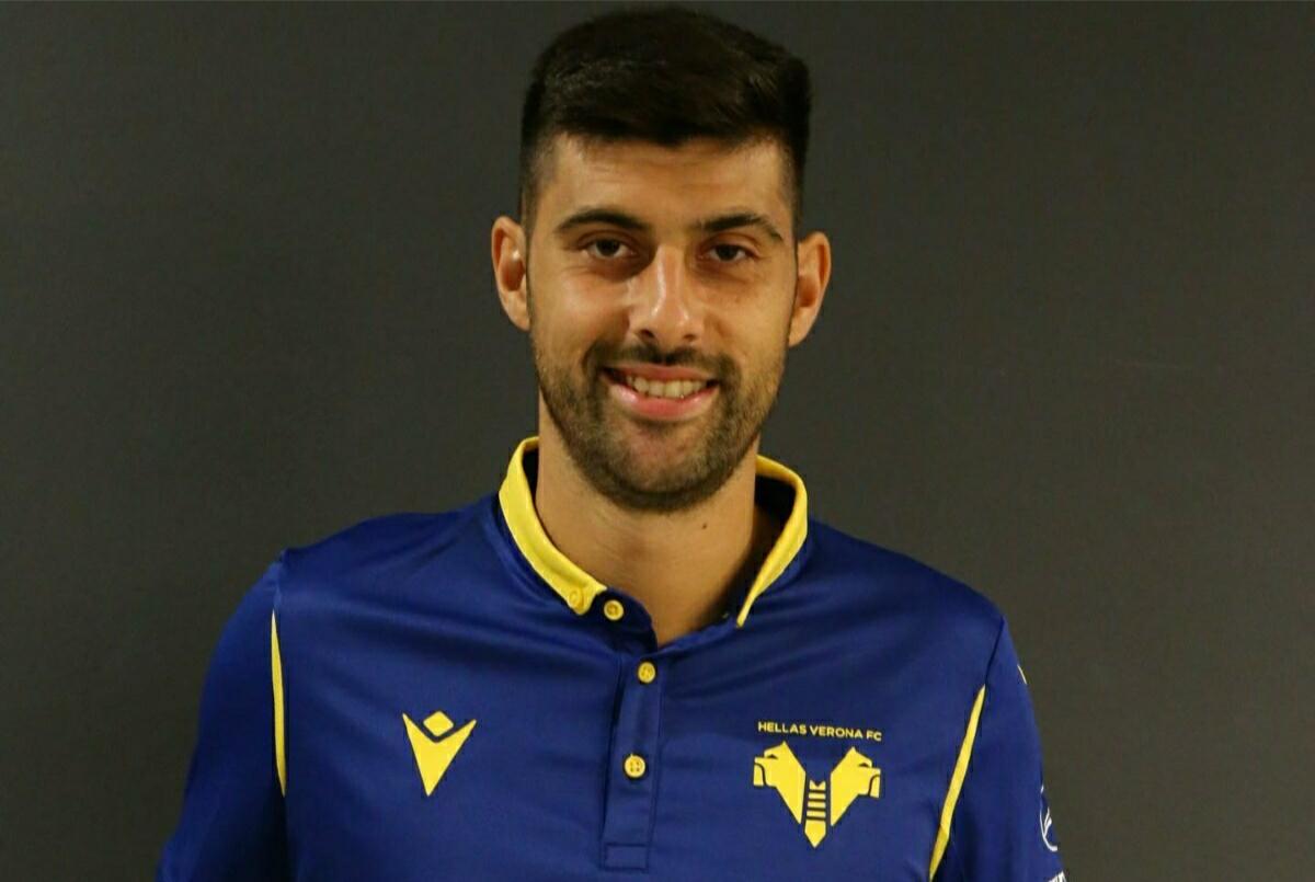 Il Verona annuncia il colpo: "Bene, benissimo, Benassi!". La prima foto con la maglia gialloblù - 