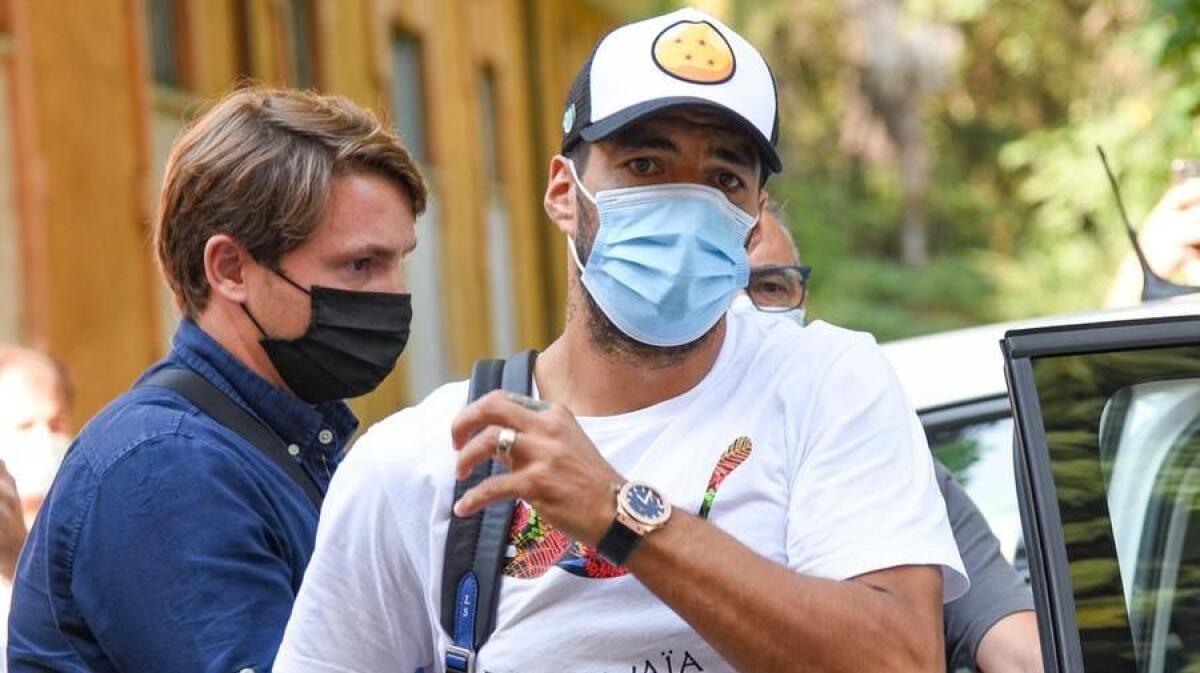 Le intercettazioni su Suarez: "Coniuga i verbi all'infinito. Ma ti pare che lo bocciamo?" - 