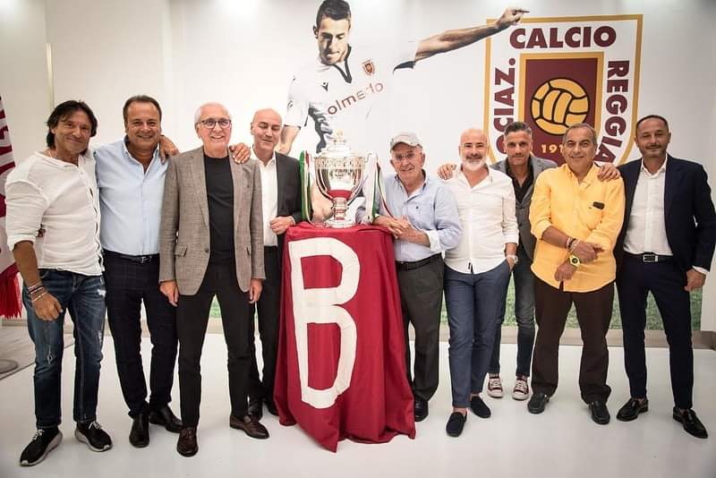 La dirigenza al completo con la coppa Playoff di serie C