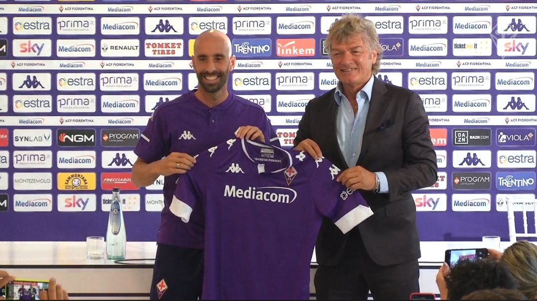 Borja Valero mostra con Antognoni la sua nuova maglia viola