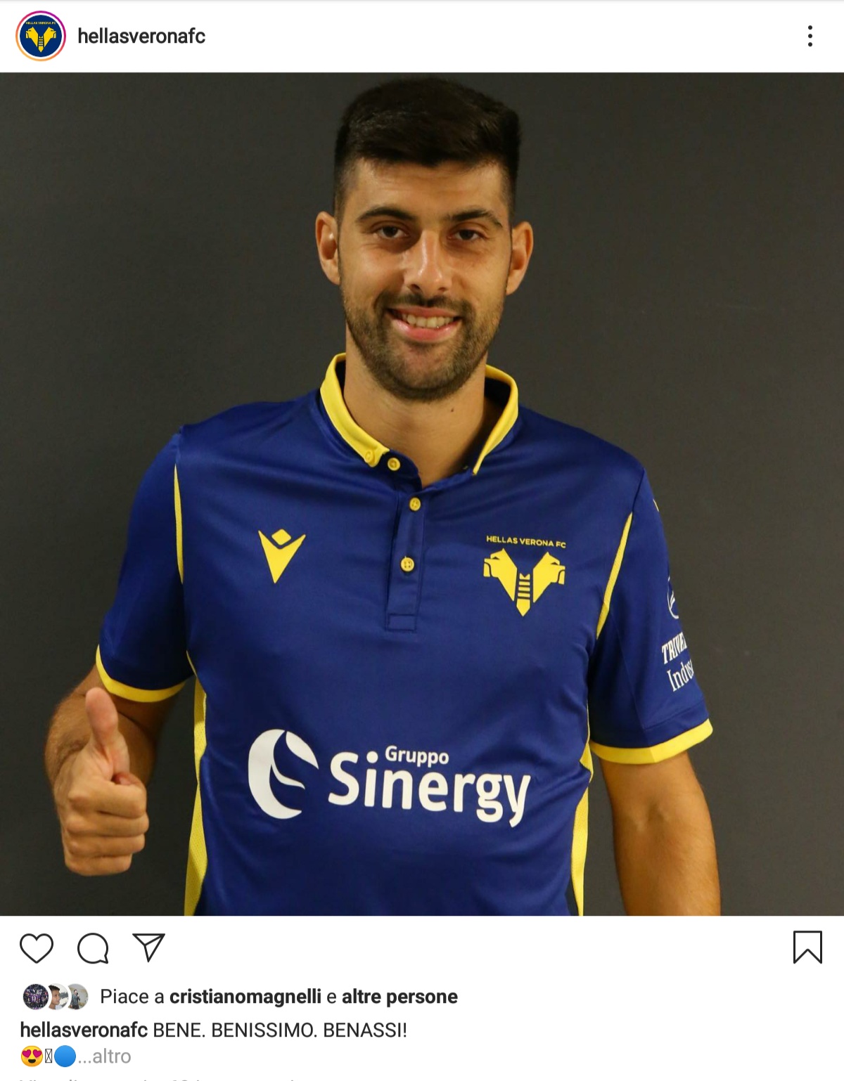 Marco Benassi posa con la nuova maglia del Verona