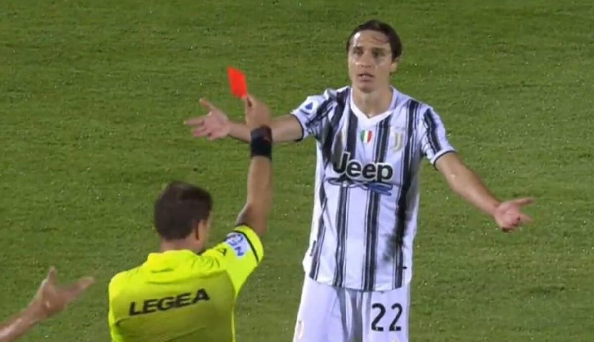 Chiesa espulso al suo debutto con la Juventus. Prima l'assist decisivo, poi il rosso. Cosa è successo - 