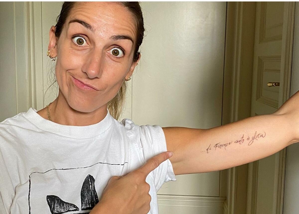 Rocio Rodriguez si tatua l'inno della Fiorentina: "Per esser di Firenze vanto e gloria" - 