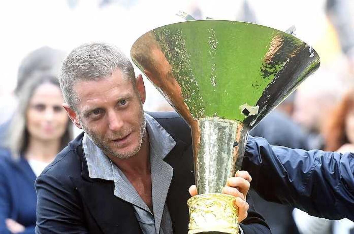 Lapo Elkann polemico contro l'arbitro: "Complimenti ai dodici giocatori del Barcellona" - Lapo Elkann celebrates after winning the Italian Serie A Championship ("Scudetto") at the end of the Italian Serie A soccer match Juventus FC vs Hellas Verona FC at Allianz Stadium in Turin, Italy, 19 May 2018.
ANSA/ALESSANDRO DI MARCO
