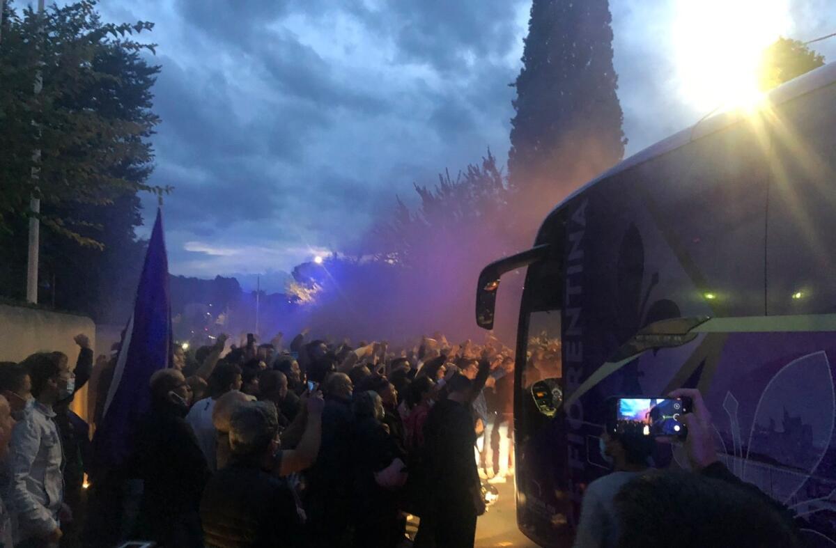 Tifosi della Fiorentina fuori dal ritiro di Villa Olmi: cori di incitamento in vista della Sampdoria - Fonte foto, Twitter, il Pentasport di Radio Bruno