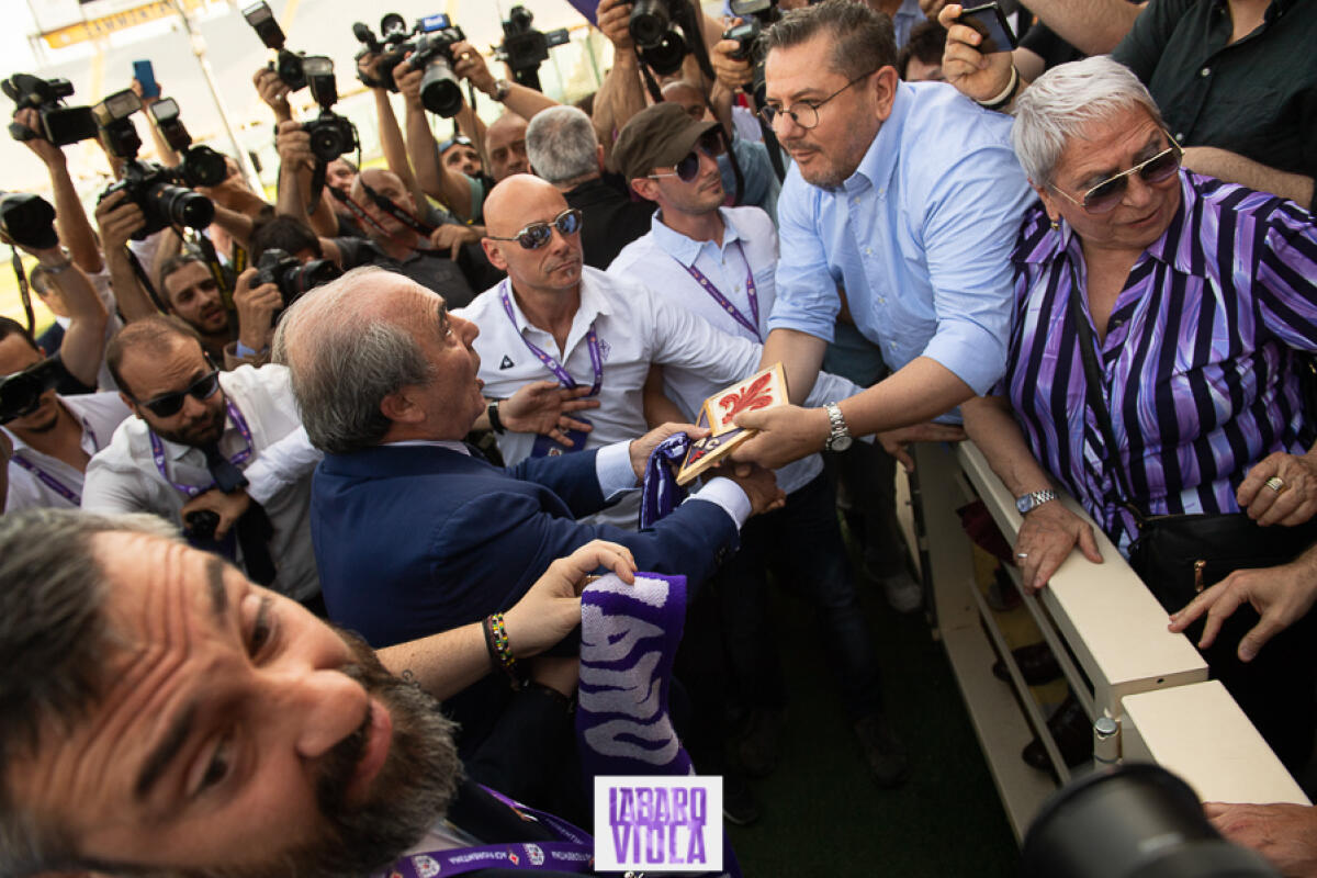 (VIDEO): un tifoso viola chiede il centravanti a Commisso che risponde: "Ne abbiamo già tre" - Firenze, stadio Franchi, 06/06/2019, presentazione Rocco B. Commisso, foto Fiorenzo Sernacchioli. Copyright Labaroviola.com