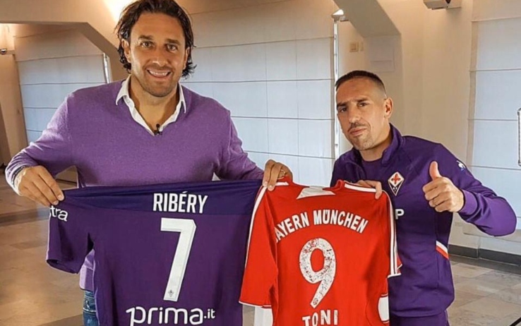 Luca Toni insieme a Franck Ribery all'interno dello stadio Franchi