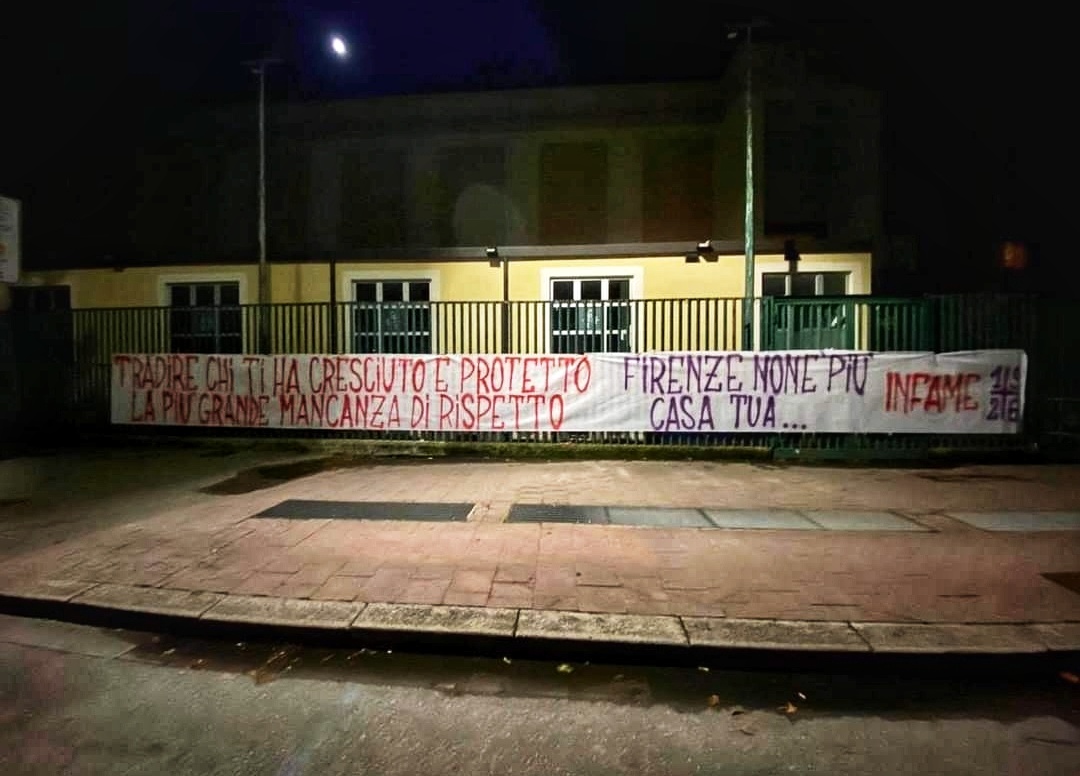 Lo striscione della Curva Fiesole appeso ai cancelli dello stadio Franchi contro Federico Chiesa