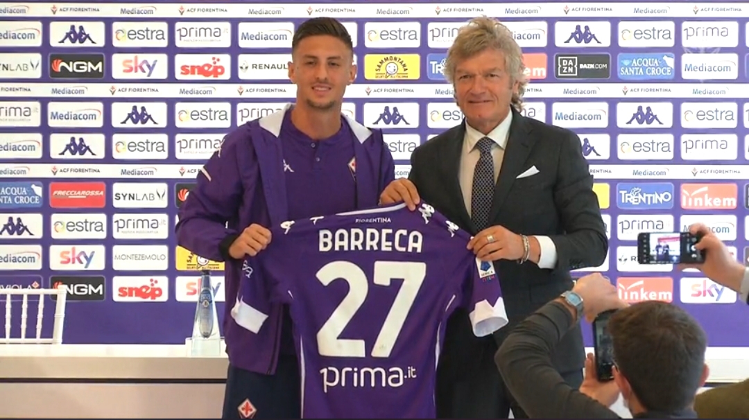 Barreca posa con la nuova maglia affiancato da Giancarlo Antognoni