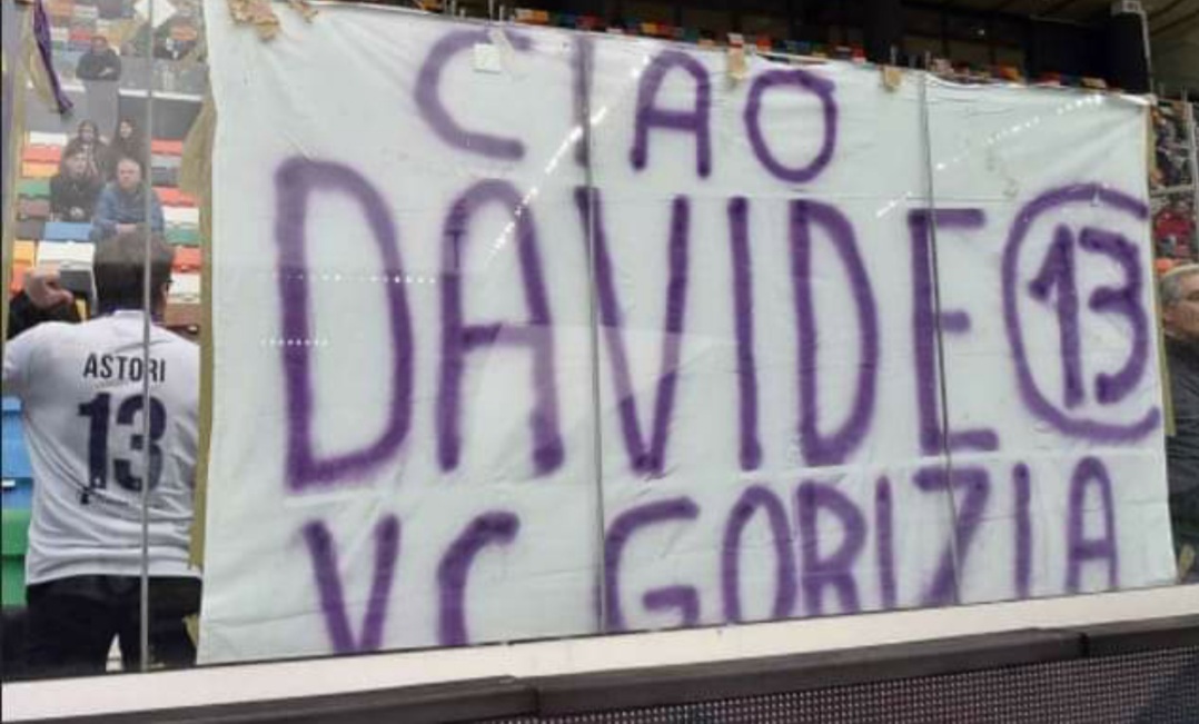 Lo striscione per DA13 esposto al Friuli