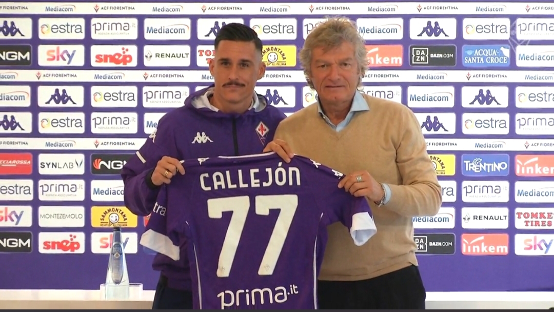 Jose Maria Callejon posa con la nuova maglia della Fiorentina insieme con Giancarlo Antognoni