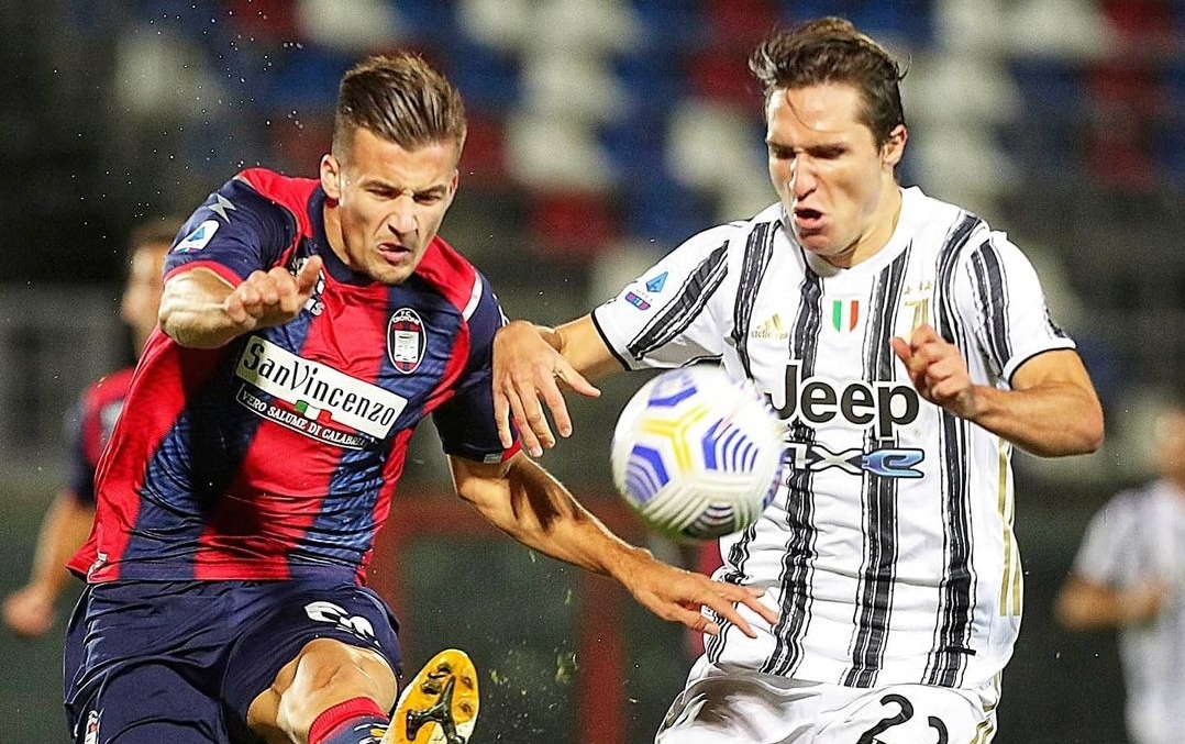 Chiesa espulso al suo debutto con la Juventus. Prima l'assist decisivo, poi il rosso. Cosa è successo