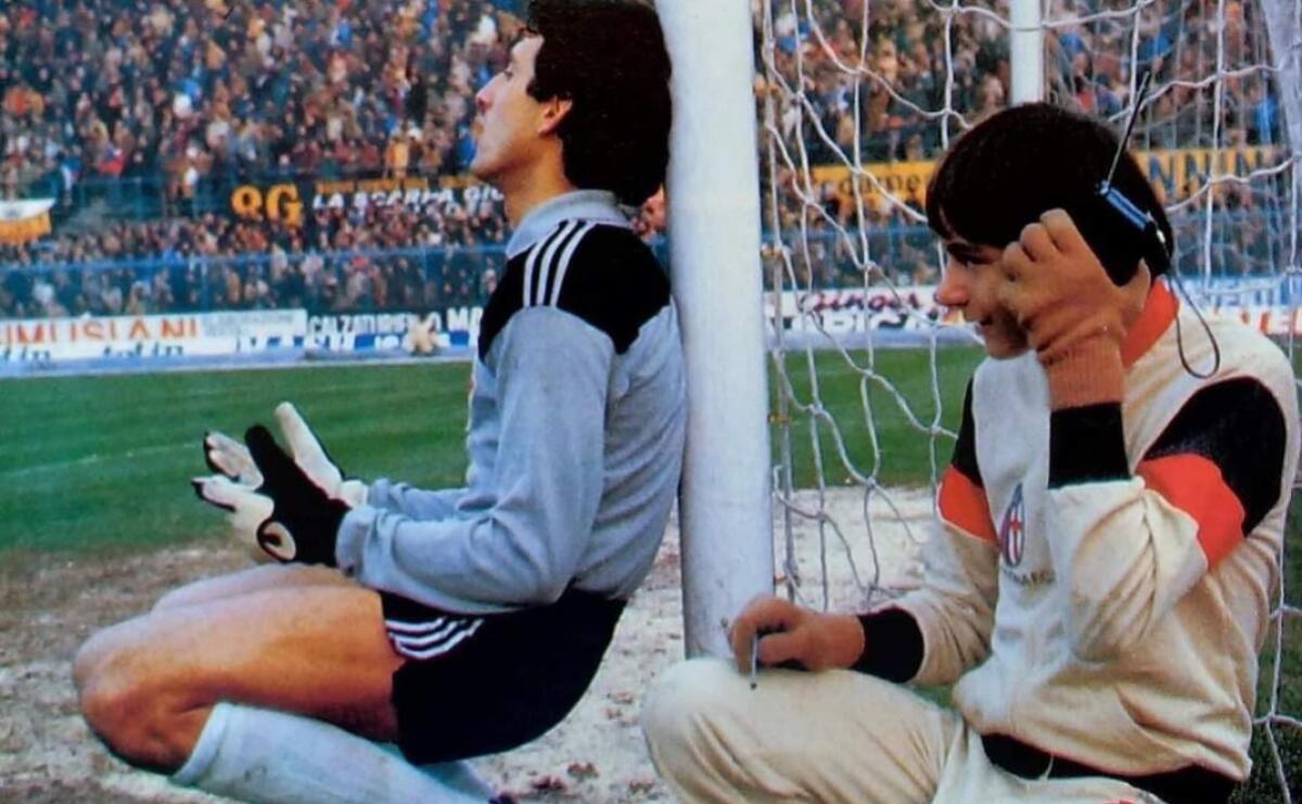 Raccattapalle dà i risultati con la radiolina a Galli durante Bologna-Fiorentina. L'incontro 40 anni dopo - 