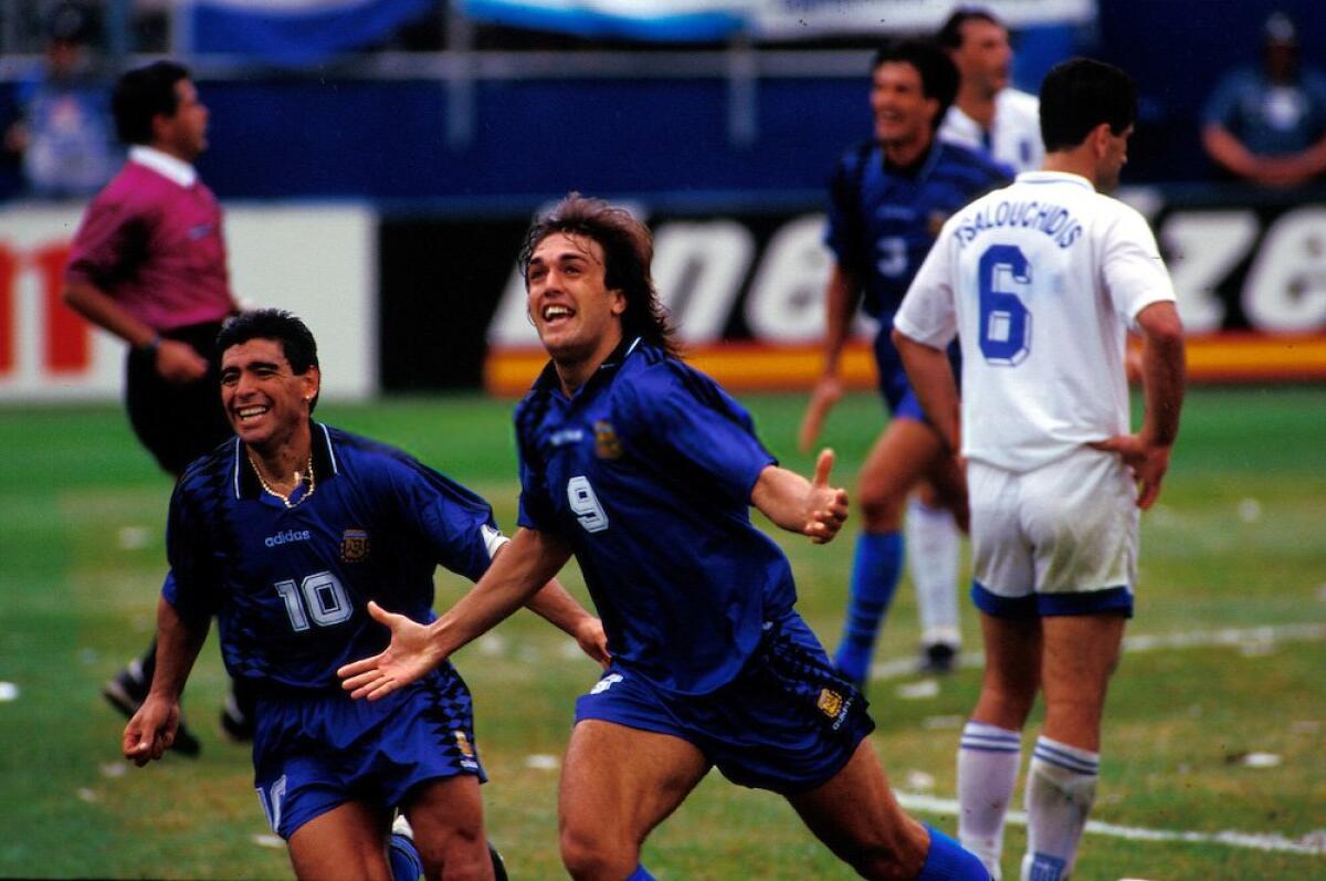 Morte Maradona, Batistuta: "Eternamente grazie. Sto piangendo per te" - 