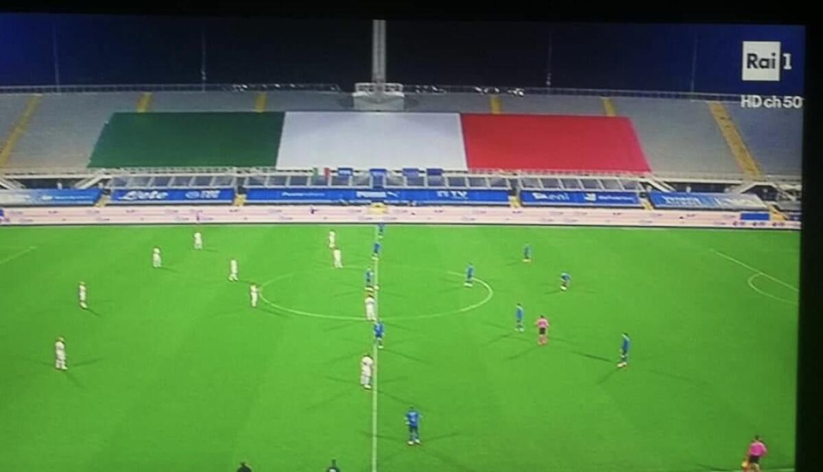 (FOTO): il tricolore copre la scritta ACF Fiorentina in Maratona. Tifosi viola sui social: “Una vergogna” - 