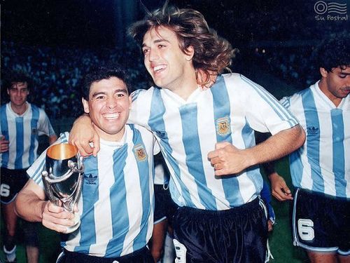 Morte Maradona, Batistuta: "Eternamente grazie. Sto piangendo per te"