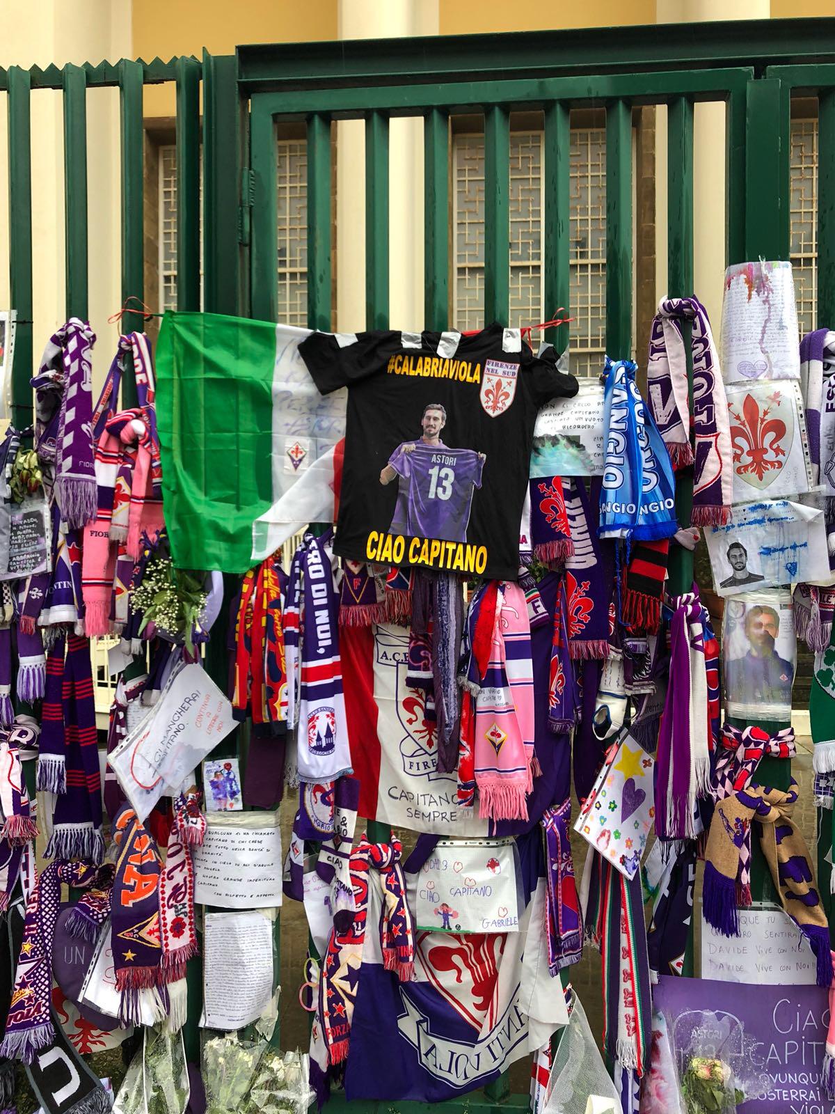 La maglietta dedicata ad Astori nel "muro" davanti al Franchi