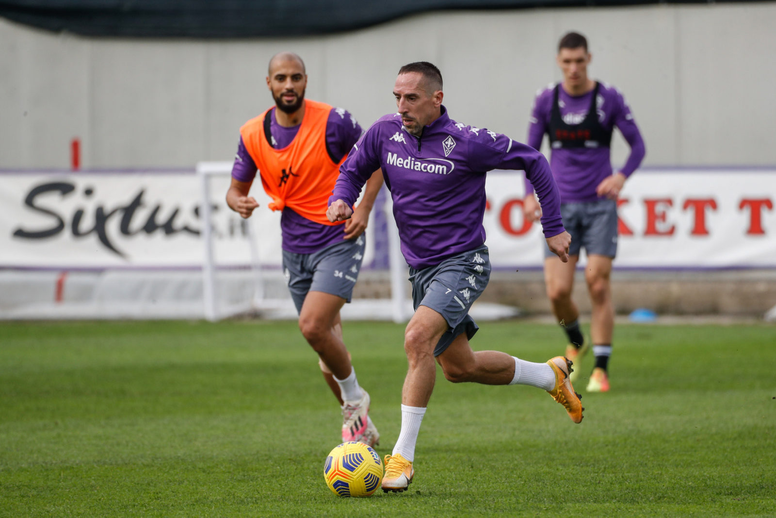 Al 42' Ribery va ko, il francese costretto ad uscire per infortunio. Al suo posto Saponara