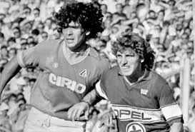 Renzo Contratto combatte con Diego Maradona in un Fiorentina-Napoli