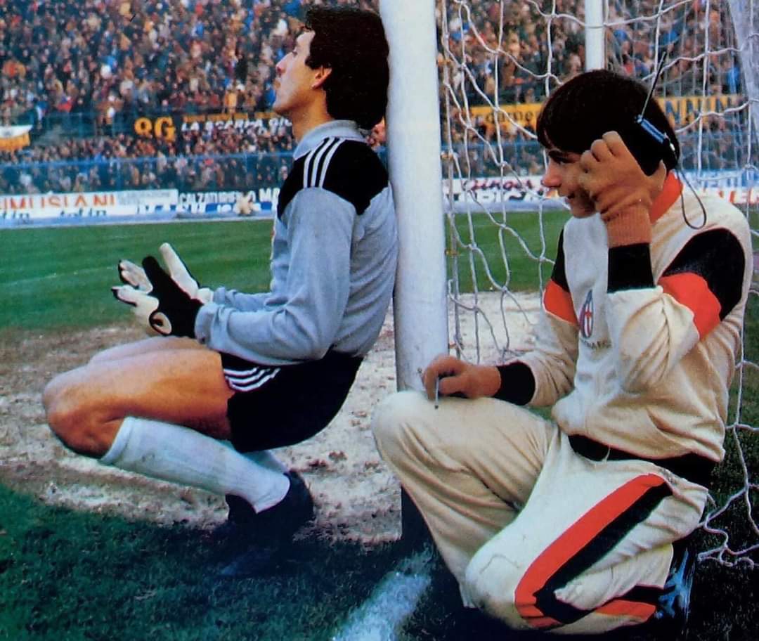 Raccattapalle dà i risultati con la radiolina a Galli durante Bologna-Fiorentina. L'incontro 40 anni dopo