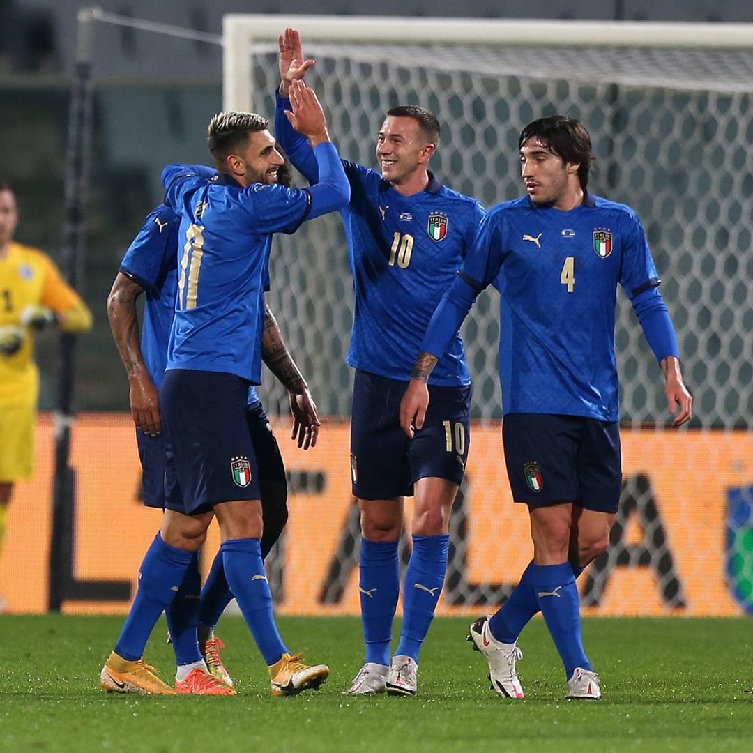 (FOTO): il tricolore copre la scritta ACF Fiorentina in Maratona. Tifosi viola sui social: “Una vergogna”