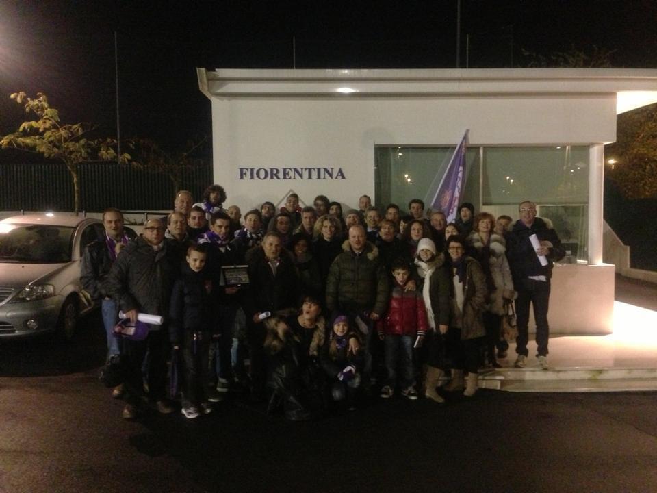 Una delegazione davanti al centro sportivo Astori
