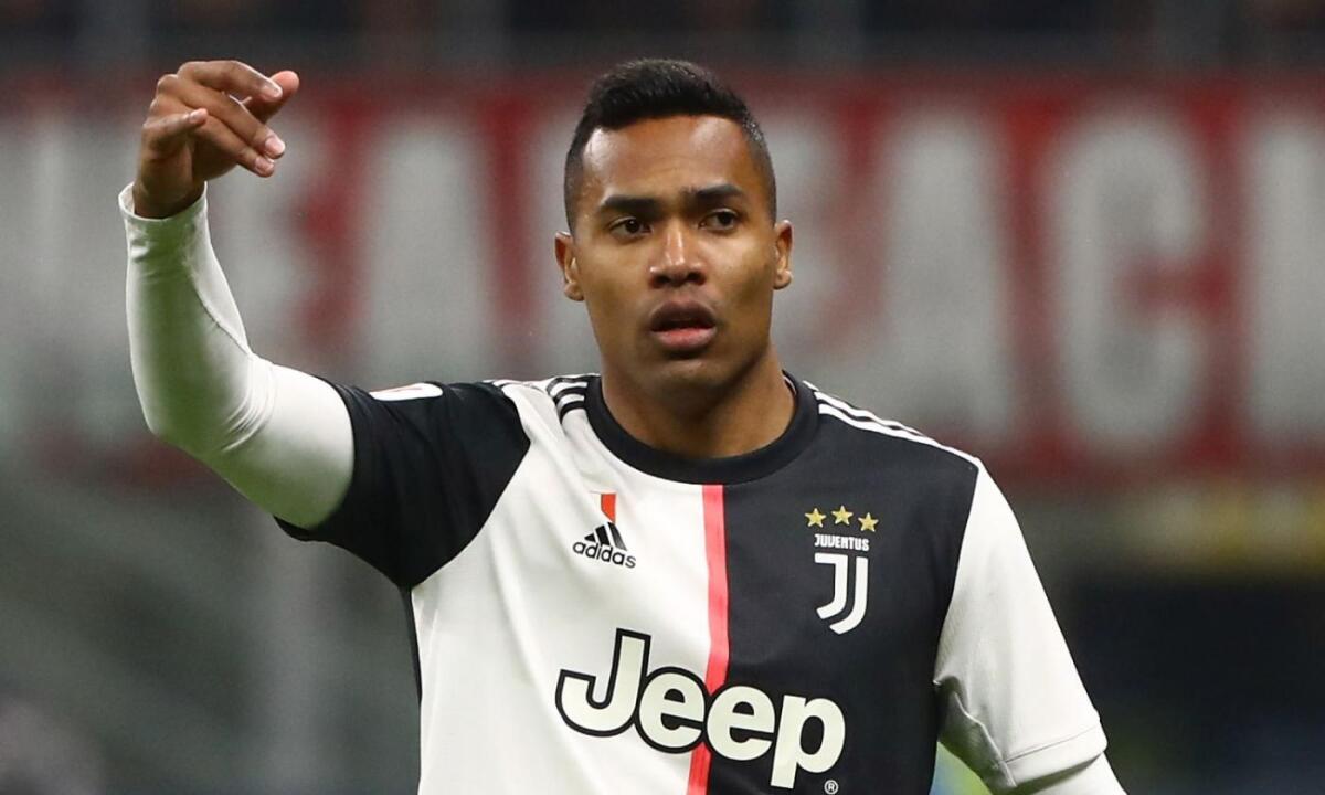 Al 76' la Fiorentina raddoppia contro la Juventus grazie all'autogol di Alex Sandro - 