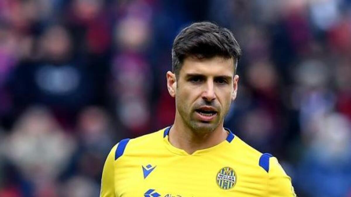 Al 2' contatto dubbio Barreca-Salcedo, per l'arbitro è rigore. Dal dischetto Veloso fa 1-0 Verona - 