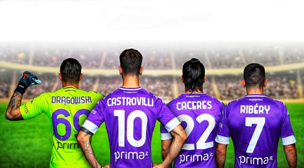 Video, i tifosi viola cantano e incitano la Fiorentina. Giocatori dai tifosi fuori il ritiro - 
