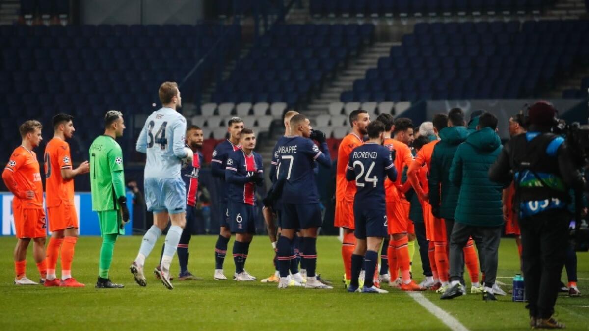 (VIDEO) Il quarto uomo: "Quel nero laggiù controlla chi è". PSG-Basaksehir abbandonano il campo - 