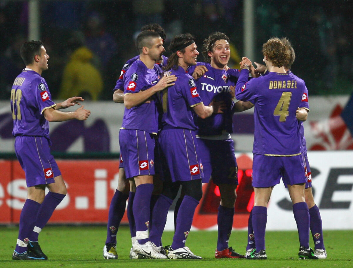 Kuzmanovic: "Prandelli il migliore di tutti. Mutu matto ma fenomeno vero. Seguo la Fiorentina" - FLORENCE, ITALY - MARCH 06:  Zdravko Kuzmanovic (2nd R) of Fiorentina celebrates with his team-mates after scoring the first goal for Fiorentina during the UEFA Cup Round of Last 16, First Leg match between Fiorentina and Everton at the Artemio Franc