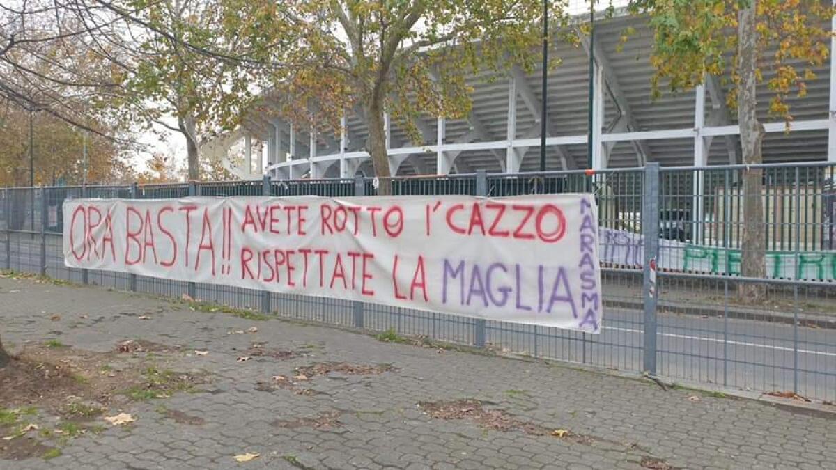 "Ora basta, avete rotto, rispettate la maglia". I tifosi della Fiorentina non ci stanno - 