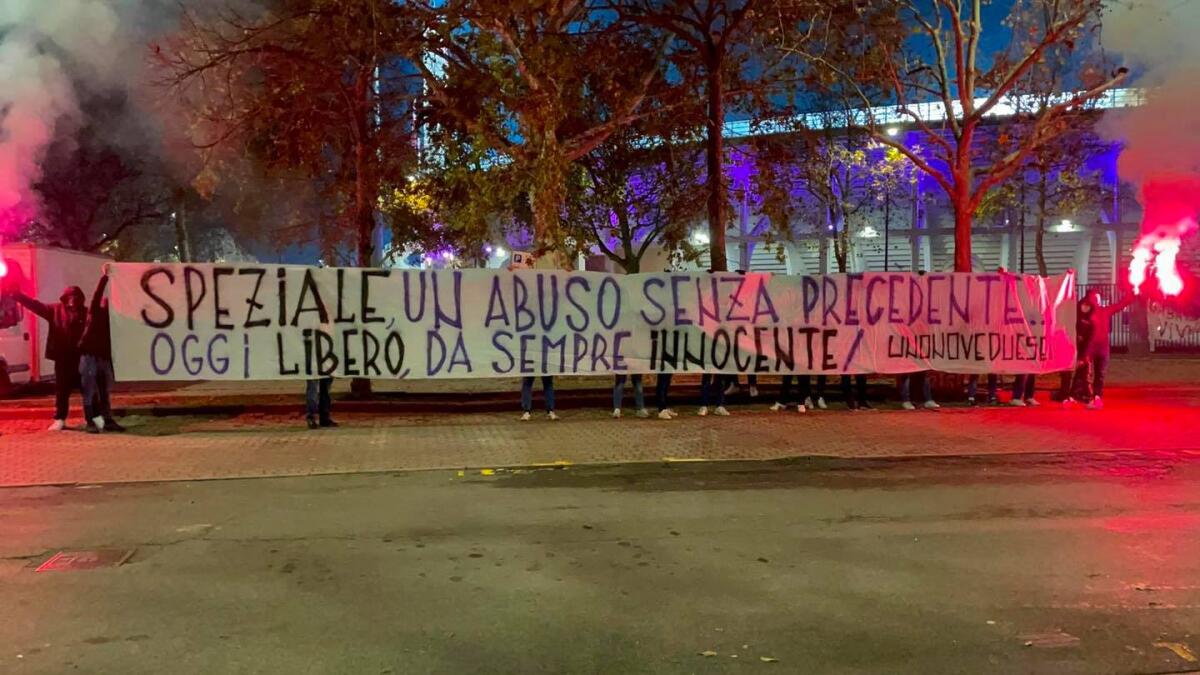 (FOTO): lo striscione dei tifosi viola "Speziale, un abuso senza precedente... oggi libero, da sempre innocente" - Fonte (Fuori dal coro)