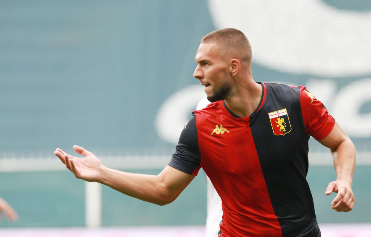 All'88 il Genoa passa in vantaggio al Franchi contro la Fiorentina. Il gol lo sigla l'ex viola Pjaca - 
