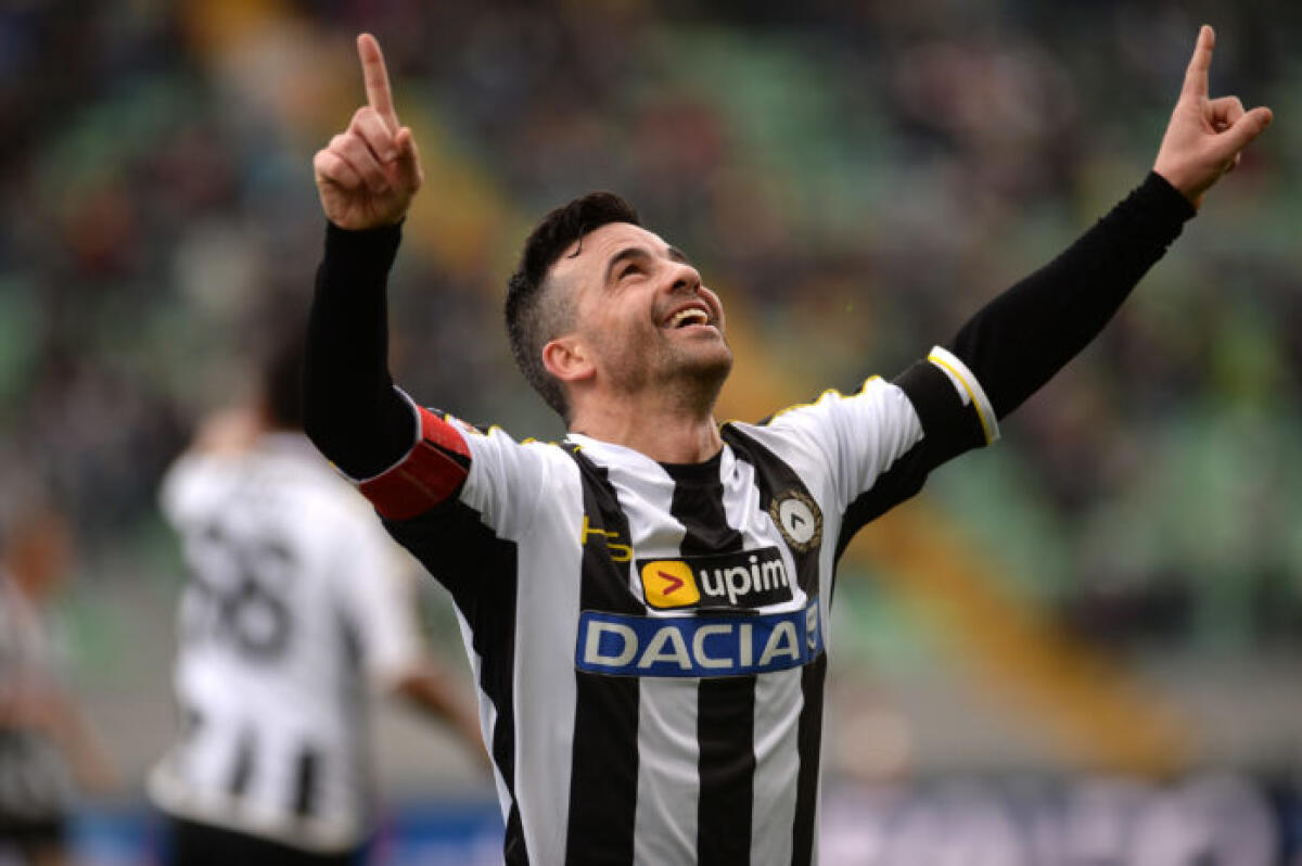 Di Natale: "Non mi aspettavo queste difficoltà dei viola, Prandelli bravo e conosce ambiente, risorgeranno" - UDINE, ITALY - MARCH 23:  Antonio Di Natale  of Udinese Calcio celebrates after scoring his openig teams goal  during the Serie A match between Udinese Calcio and US Sassuolo Calcio at Stadio Friuli on March 23, 2014 in Udine, Italy.  (Photo by Dino 