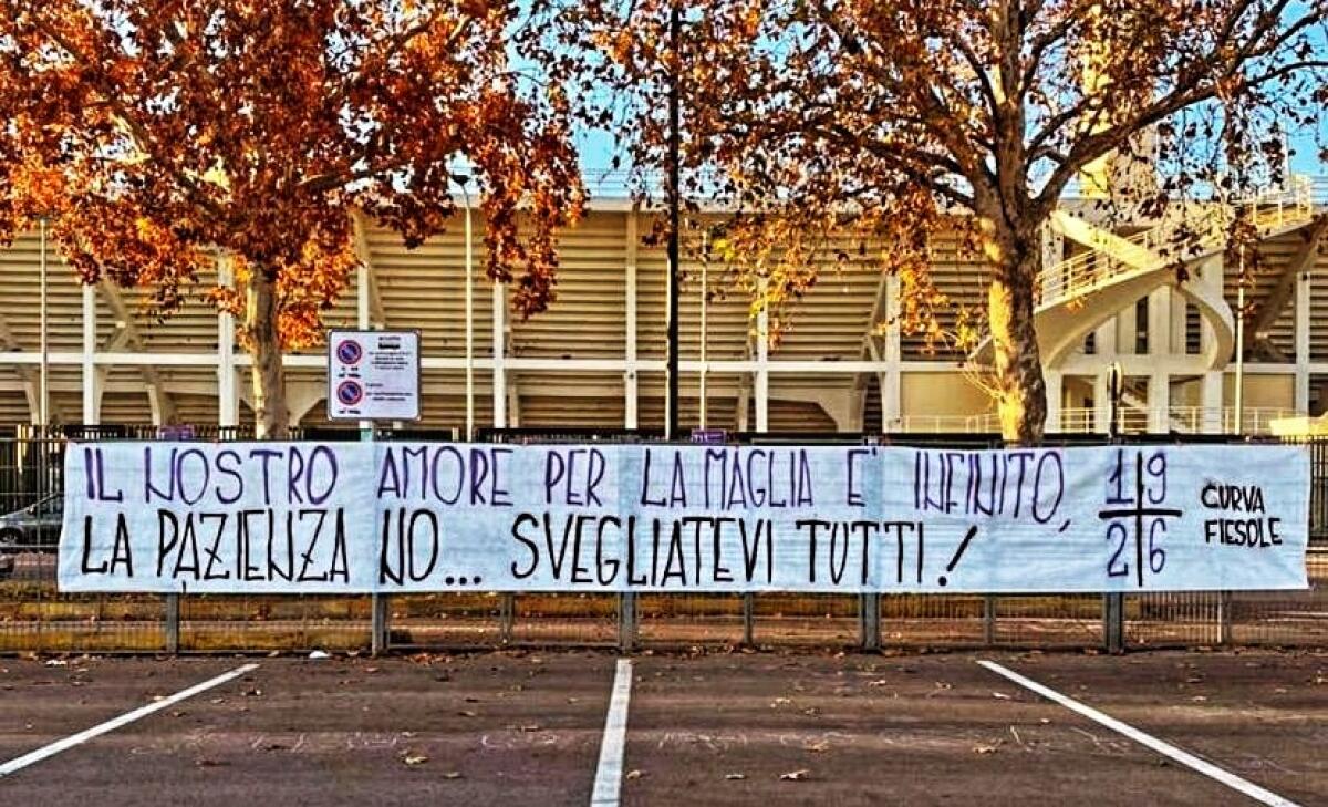 Striscione della Curva Fiesole: "Amore per la maglia infinito. La nostra pazienza no" - 