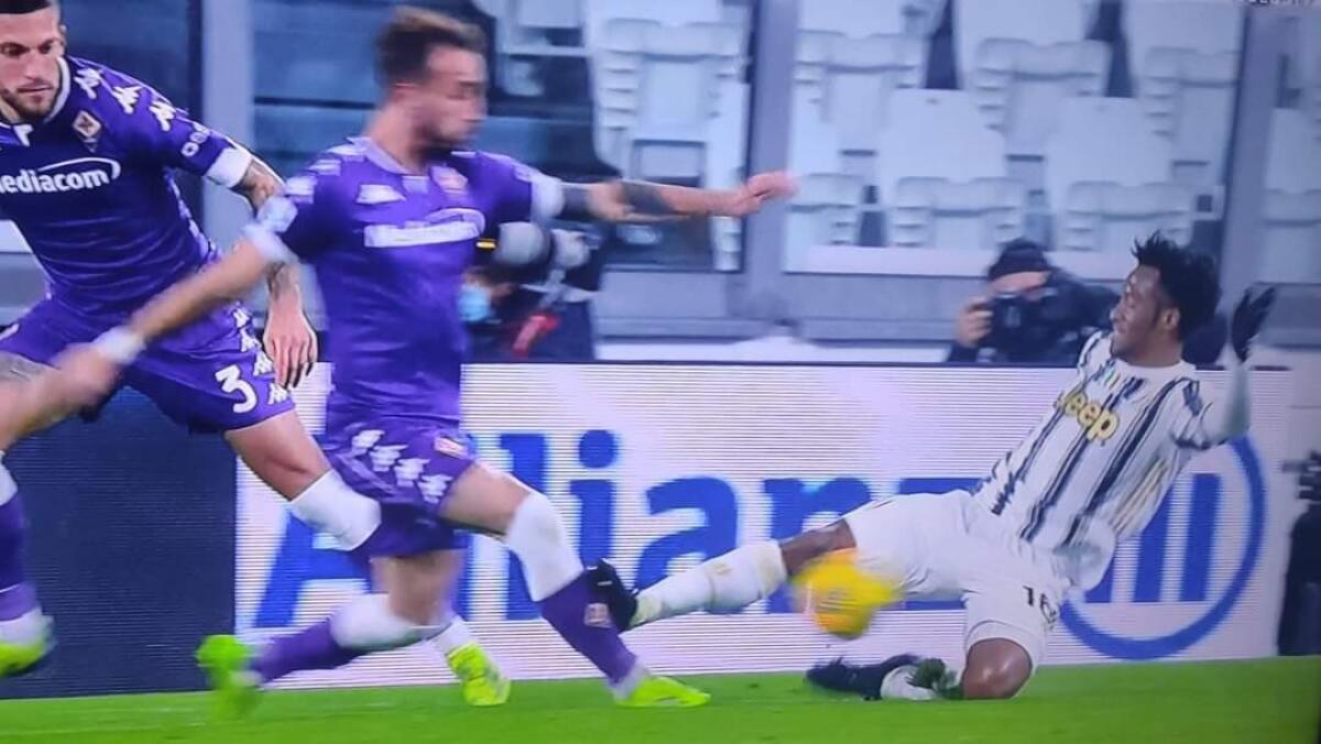 Al 18' Juventus in dieci, espulso l'ex viola Cuadrado dopo l'entrata con il piede a martello su Castrovilli - 