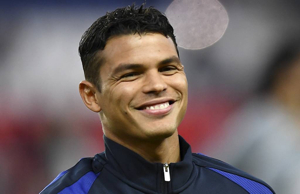 Paris Saint-Germain's Brazilian defender Thiago Silva poses with the trophy of the French League Cup before the French L1 football match between Paris Saint-Germain and Guingamp at the Parc des Princes stadium in Paris on April 9, 2017. / AFP PHOTO / FRAN