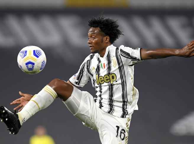 Al 18' Juventus in dieci, espulso l'ex viola Cuadrado dopo l'entrata con il piede a martello su Castrovilli