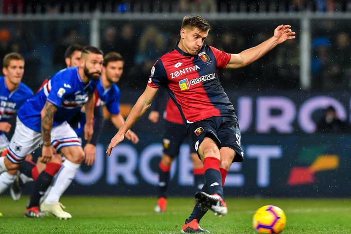 Genoa's Polish forward Krzysztof Piatek (right) scores a goal on a penalty kick during the Italian Serie A soccer match Genoa Cfc vs Uc Sampdoria at Luigi Ferraris Stadium in Genoa, Italy, 25 November 2018ANSA/SIMONE ARVEDA