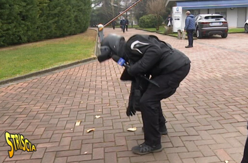 Tapiro di Striscia a Gomez? Non la prende bene, premio rotto. Ma il Papu spiega su Instagram
