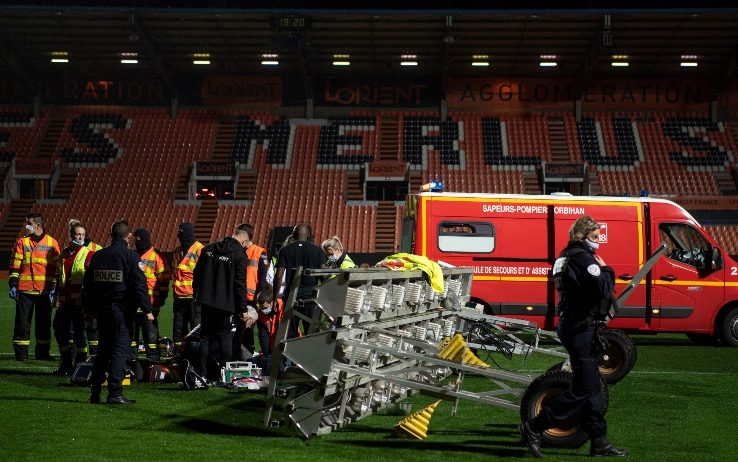 Tragedia nel campionato francese, si stacca e cade un faro, muore il guardiniere. La ricostruzione